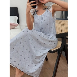 Nuisette gris clair à imprimé nœuds avec dentelle blanche sur une chaise tissée