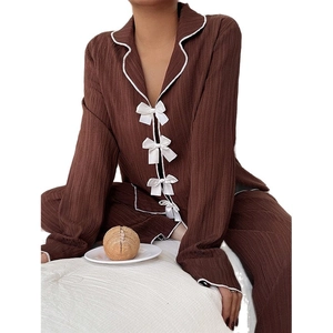 Pyjama marron plissé pour femme avec nœuds blancs et liseré contrasté pour un look élégant