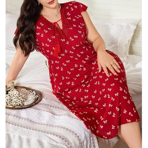Camicia da notte rossa con pizzo, scollo a V, fiocchi bianchi e nappe eleganti