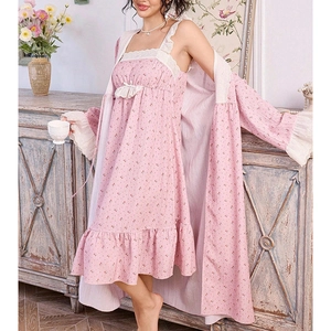 Rosa geblümtes Schlafanzug-Set mit Spitzen-Nachthemd und langärmeligem Morgenmantel