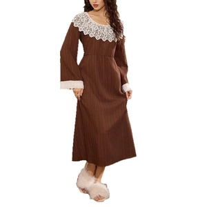 Chemise de nuit longue marron élégante avec col en dentelle blanche et maille fine
