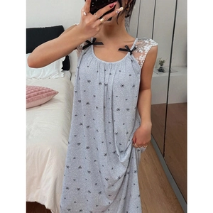 Détail de la nuisette grise avec imprimé nœuds, manches en dentelle et nœuds en soie