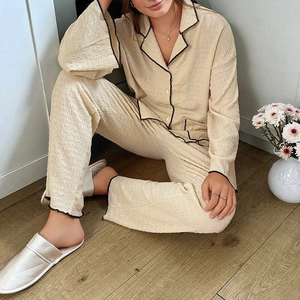 Set pigiama beige testurizzato da donna con bordi neri a contrasto e maniche lunghe