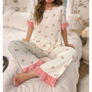 Pyjama femme crème à imprimé tulipe avec bordures à volants en mousseline rose