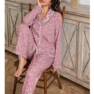 Detailansicht des geblümten Damen-Pyjamas mit Wellenkanten und Retro-Revers-Details