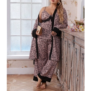 Vue détaillée de l'ensemble de pyjama floral 3 pièces avec caraco, pantalon et cardigan