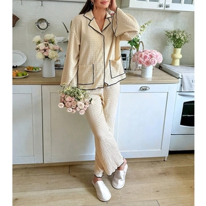 Set pigiama da donna color crema testurizzato con bordi a contrasto e pantaloni lunghi