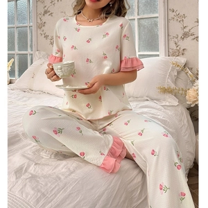 Ensemble de Pyjama Doux Imprimé Tulipes pour Femmes en Mélange de Coton Avec Ourlet à Volants Rose Col Rond Pantalon Long