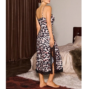 Nuisette sexy en satin léopard avec bordure en dentelle noire et fente latérale chic