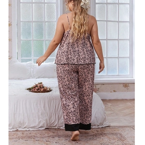 Détail d'un pyjama rose avec bretelles spaghetti et motifs floraux noirs vintage