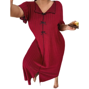 Robe de nuit rouge à côtes pour femmes avec col à revers et petits nœuds noirs élégants