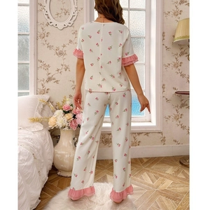 Pyjama floral en maille gaufrée pour femme avec bordure en dentelle rose et motif fleuri