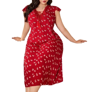 Camicia da notte taglie forti rossa con fiocchi, pizzo e nappine sullo scollo a V