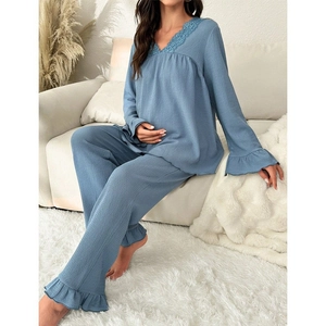 Détail du pyjama de maternité en maille gaufre bleue avec col en V et bords à volants