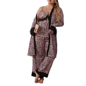 Pyjama trois pièces à motif floral avec peignoir, débardeur et pantalon rose lotus
