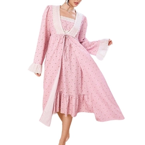 Ensemble pyjama rose fleuri avec dentelle et volants pour un style de détente doux