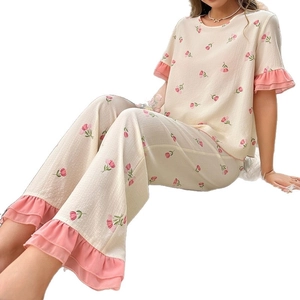 Ensemble pyjama fleuri pour femme avec bords à volants, haut à manches courtes et pantalon