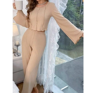 Ensemble d'intérieur en maille côtelée beige avec manches cloche et pantalon taille haute