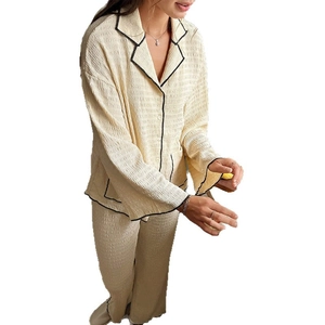 Set loungewear da donna crema con tessuto testurizzato, maniche lunghe e profili neri a contrasto
