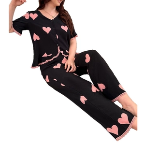 Damen Schlafanzug-Set mit V-Ausschnitt, rosa Herz-Prints und Spitze auf schwarzem Stoff