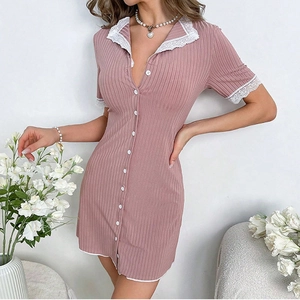 Nuisette rose à manches courtes avec col en dentelle blanche et patte de boutonnage