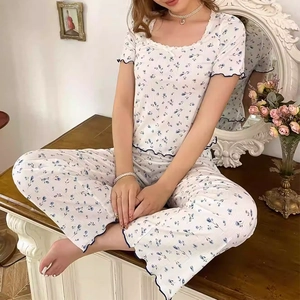 Pigiama donna a maniche corte con stampa floreale e finiture in pizzo stile elegante