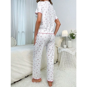 Pyjama floral pour femme avec haut à manches courtes et short au style doux