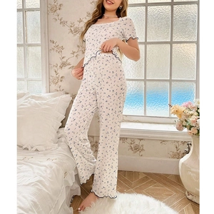 Set pigiama da donna in due pezzi con top a maniche corte e pantaloni a fiori