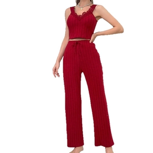 Ensemble détente rouge 2 pièces avec caraco en dentelle col V et pantalon large