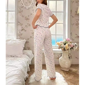 Set pigiama da donna con maglia a maniche corte e pantaloni larghi a stampa floreale