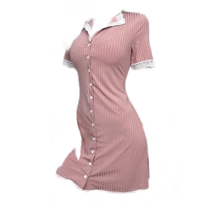 Nuisette rose lotus d'été moulante avec col en dentelle et boutons boutonnés