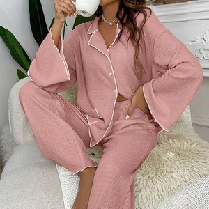 Pyjama deux pièces rose coucher de soleil pour femmes en tissu crêpe avec passepoil