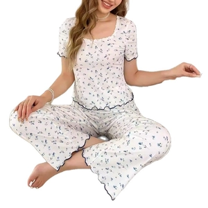 Set pigiama floreale da donna con top a maniche corte e pantaloni larghi con pizzo