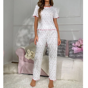 Pyjama floral pour femme avec haut à manches courtes, pantalon long et bords ondulés