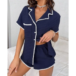 Pyjama deux pièces en crépon bleu marine avec manches courtes et bordures en dentelle