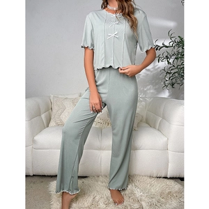Pyjama femme vert clair avec haut à manches courtes et nœuds et pantalon large