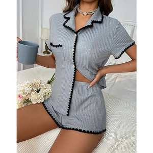 Pyjama deux pièces pour femme en maille gaufrée bleu clair avec bordures ondulées noires