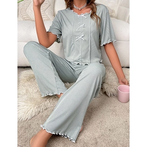 Ensemble pyjama femme vert clair avec nœuds et bords ondulés en tissu côtelé doux