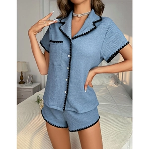 Ensemble de pyjama bleu clair avec haut à manches courtes et short à bordure ondulée noire