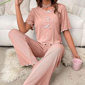 Ensemble homewear rose deux pièces avec nœuds, bords ondulés et pantalon large