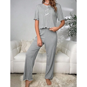 Ensemble de détente gris deux pièces avec haut à nœuds et pantalon large fluide
