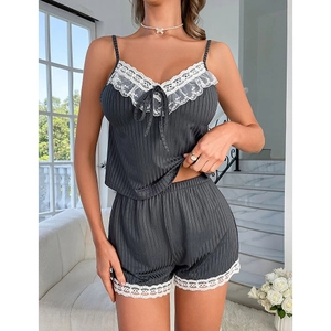 Ensemble pyjama gris foncé pour femme avec bordures en dentelle et nœud papillon doux