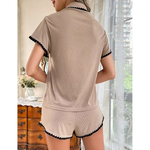 Ensemble pyjama beige à côtes pour femme avec bordures en dentelle noire élégantes