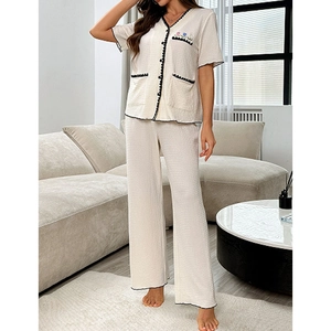 Ensemble pyjama femme crème à manches courtes avec bordures ondulées noires