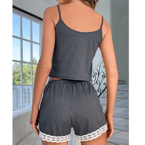 Ensemble pyjama rayé gris foncé pour femme avec caraco, short et bordure en dentelle