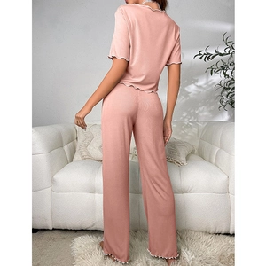 Détail des bords à volants sur pyjama rose en maille côtelée, vue de dos élégante