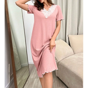 Elegante camicia da notte rosa con scollo a V, pizzo, maniche corte e orlo a balze