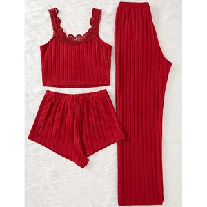 Ensemble d'intérieur rouge 3 pièces avec dentelle, caraco, short et pantalon