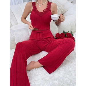 Ensemble de détente rouge 2 pièces avec caraco en dentelle col V et pantalon large à cordon