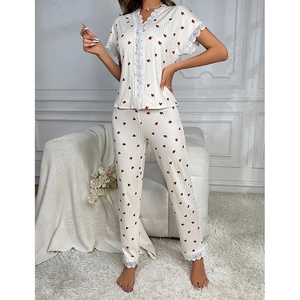 Ensemble de pyjama pour femme beige à motif cœur, col en V avec dentelle et manches courtes
